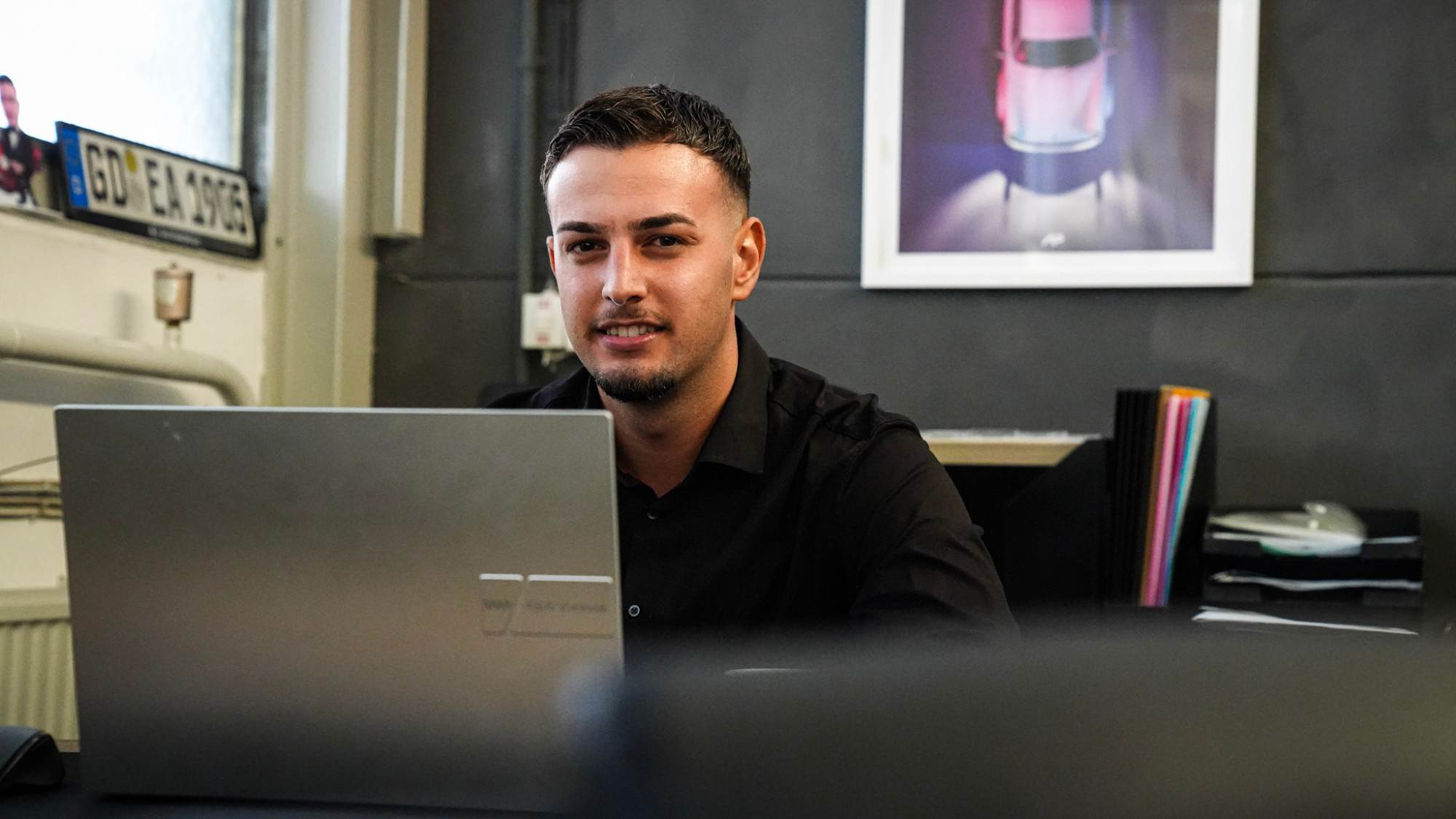 Emre Araz berät am Schreibtisch bei AZ-Automobile