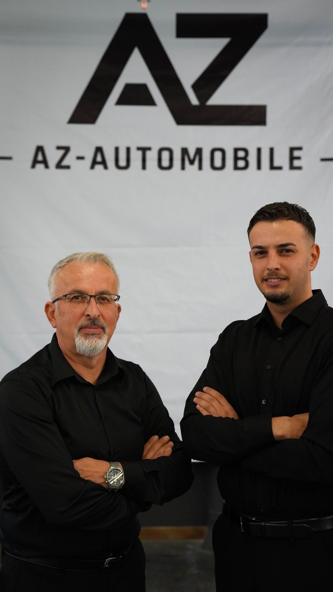 Ilkay und Emre Araz, Inhaber von AZ-Automobile, vor dem Firmenbanner
