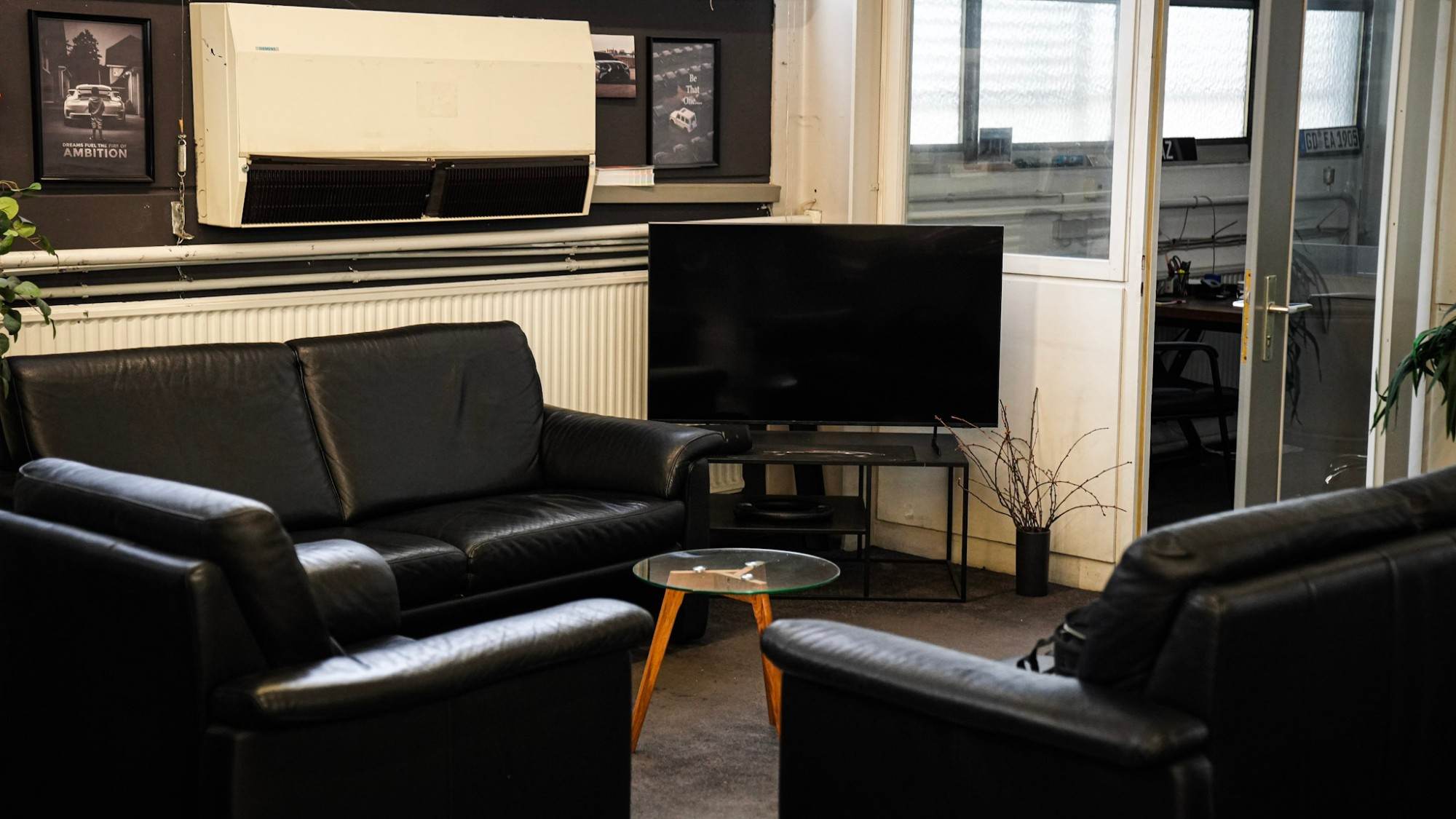 Kunden-Lounge von AZ-Automobile mit Ledersofas